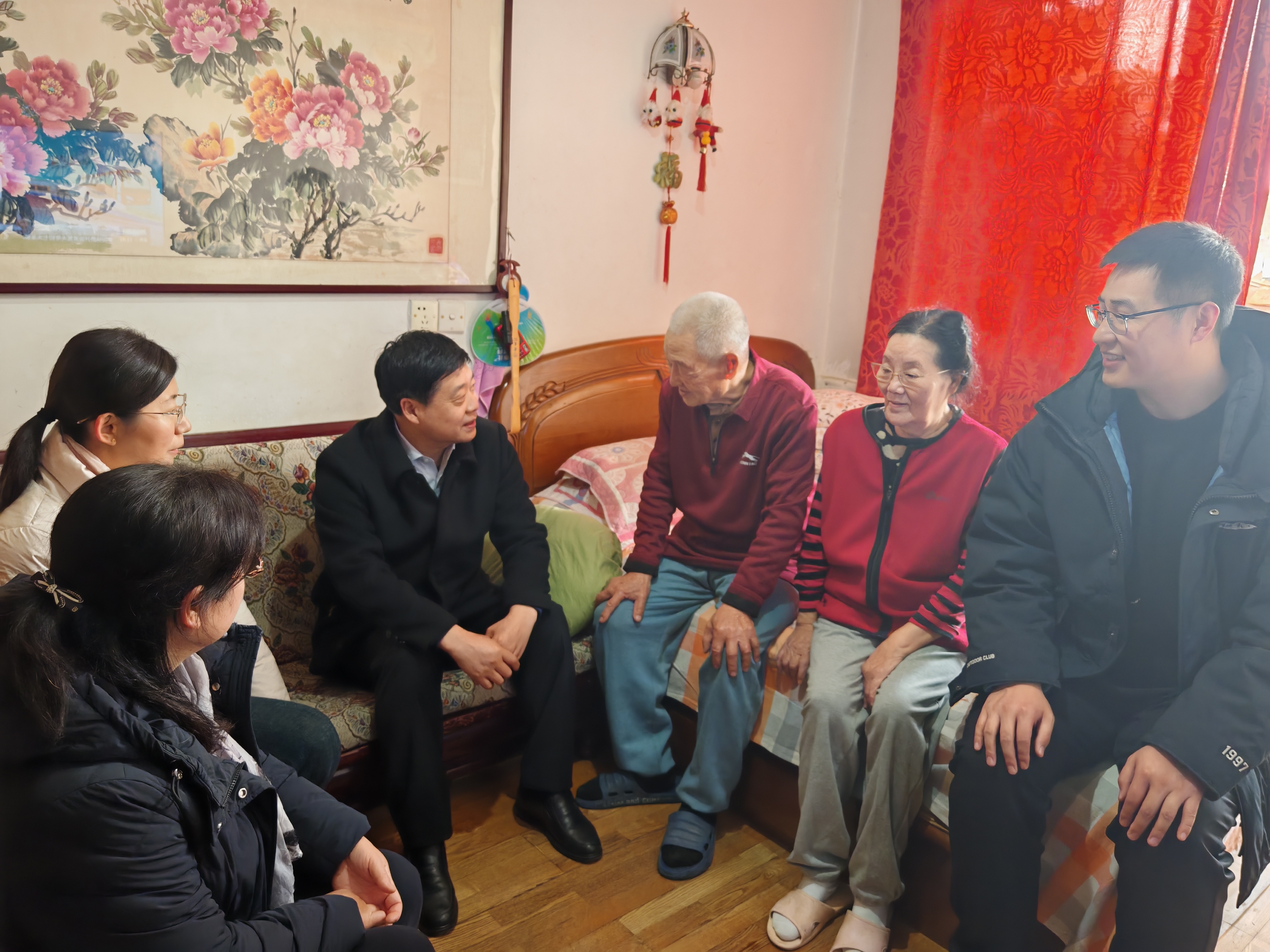 青岛市科协到“双报到”社区开展环境集中清理及走访慰问活动